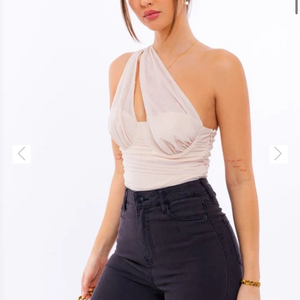 Le Lis Francesca one shoulder body suit cream size small EUC